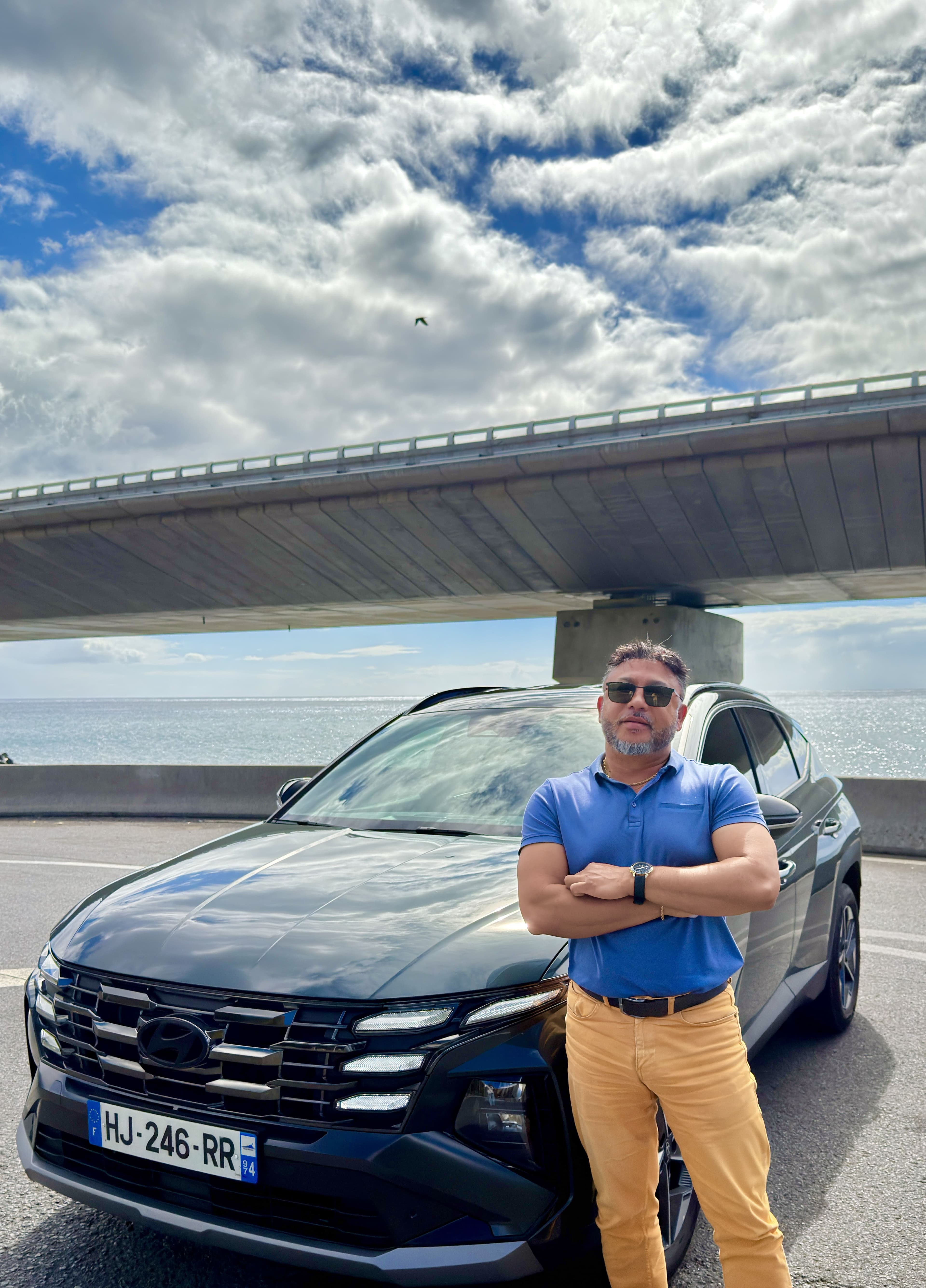 Sébastien devant l'aéroport